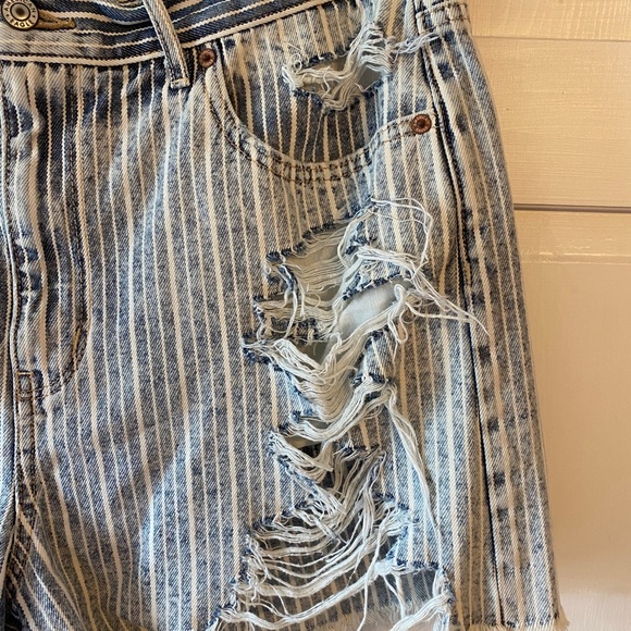 AEO DISTRESSED BOYFRIEND SHORTS - Picture 3 of 5